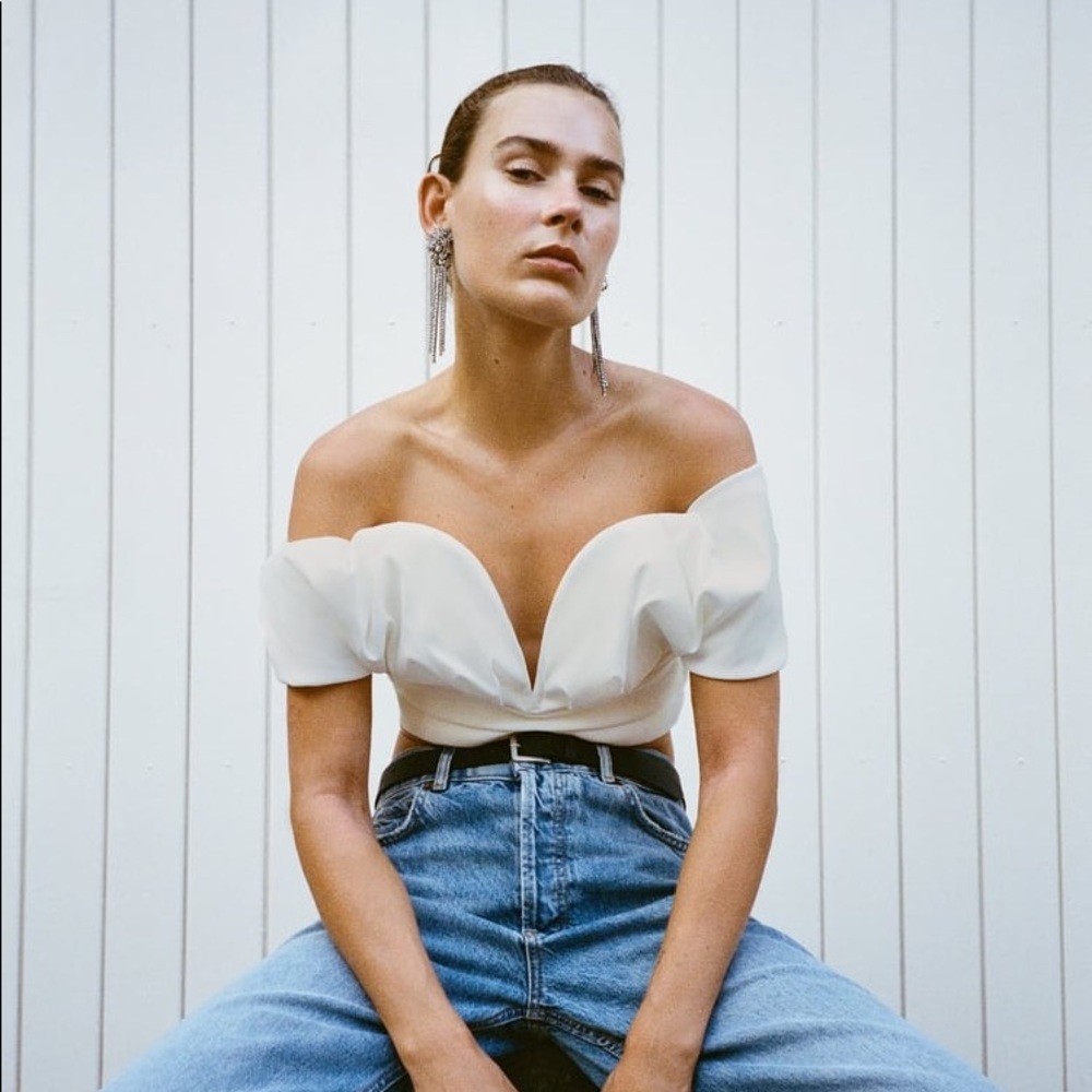 TOP WITH SWEETHEART NECKLINE AND LINED METAL PIECE. EXPOSED SHOULDERS AND SHORT